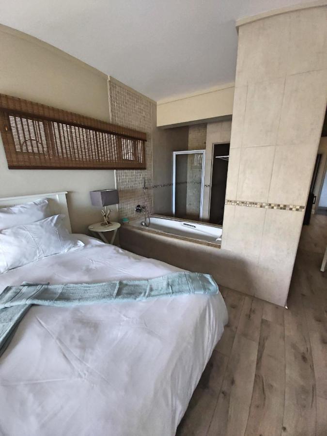 Whale Rock, Modern Beachfront Apartment Маргит Экстерьер фото